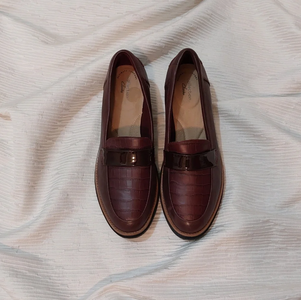 Clarks Maroon Croc-Patterned Loafers - Picture 11 of 11